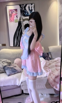 🌸ちらっと見える素肌、無防備な膝立ち。