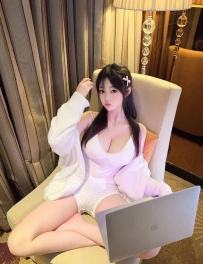 🌸 甘えた目線と柔らかいEカップ美乳、ぷるんと弾むヒップが魅力的な癒し系美女