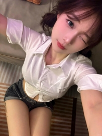 お尻、丸くて柔らかいってよく言われるの。あなたも…触って確かめてみる？
